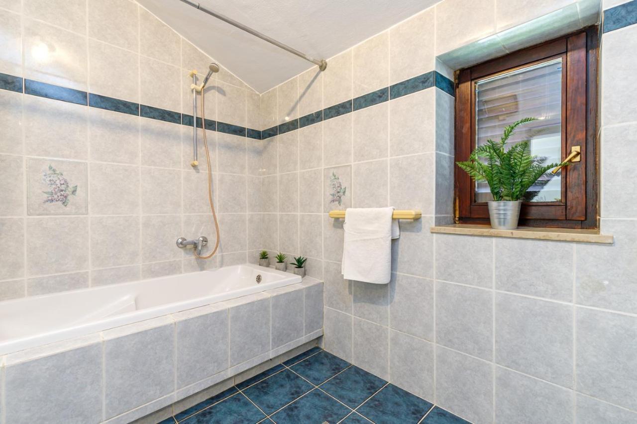 Three-bedroom Stojanovic In Appartement