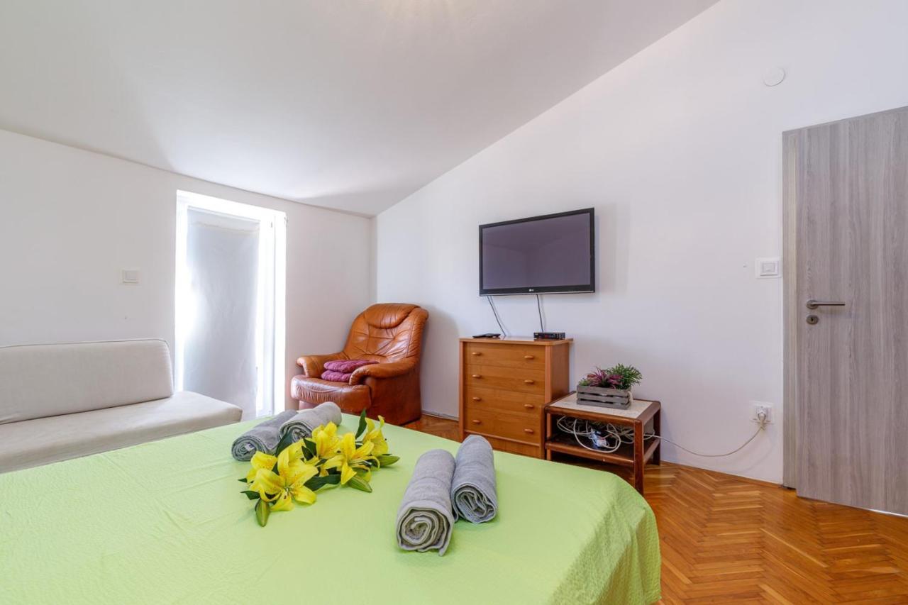 Three-bedroom Stojanovic In *